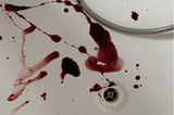 How we bleed: Blutspritzer in Wanne mit Menstruationstasse