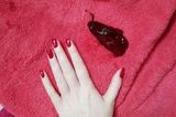 How we bleed: Blut auf Handtuch mit Hand