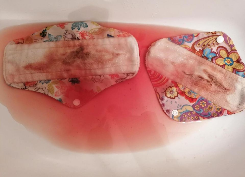 How we bleed: Binden im Waschbecken