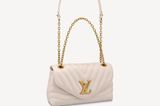 Vor rund drei Jahren hat Louis Vuitton die New Wave Chain Bag auf den Markt gebracht – jetzt hat der Taschen-Liebling ein Makeover bekommen. Und ich bin verliebt ... Die neue Version ist schmaler und dezenter, zeitlos eben. Für rund 1900 Euro erhältlich.