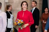 Bei der offiziellen Eröffnung von "Copenhagen 2021" in Verbindung mit WorldPride und EuroGames im Rathaus in Kopenhagen zeigt sich Prinzessin Mary in einem Outfit, bei dem einfach alles stimmt. Zum knallig roten Mididress kombiniert sie spitze Wildleder-Heels im gleichen Farbton. Der Blumenstrauß, den sie vermutlich geschenkt bekommen hat, fügt sich perfekt in das Gesamtbild ein und scheint fast zum Outfit dazuzugehören. So kommt auch bei tristem Wetter Sommer-Feeling auf!