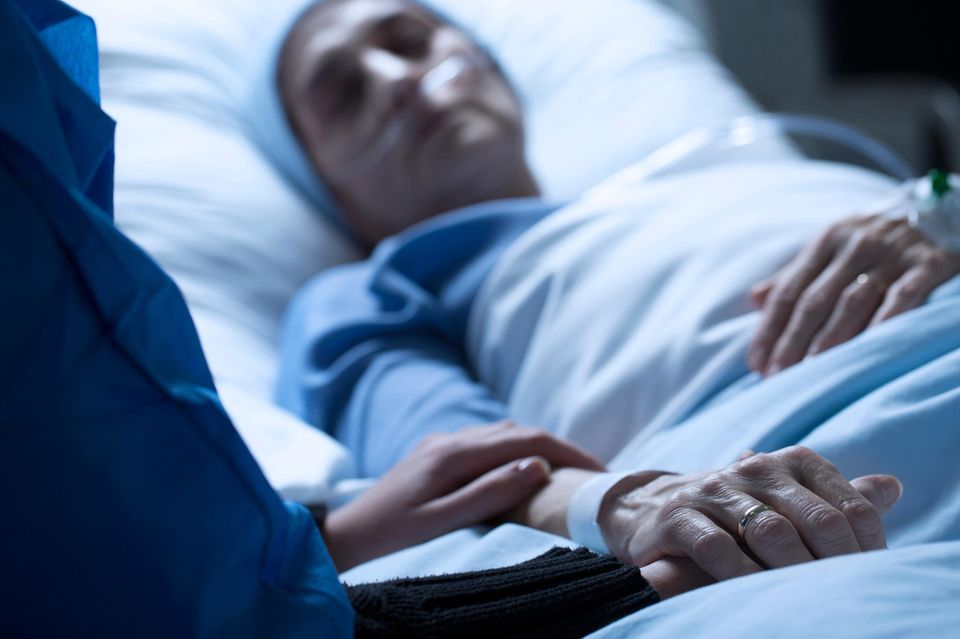 Frau erwacht aus Koma: Patientin liegt in Krankenhausbett
