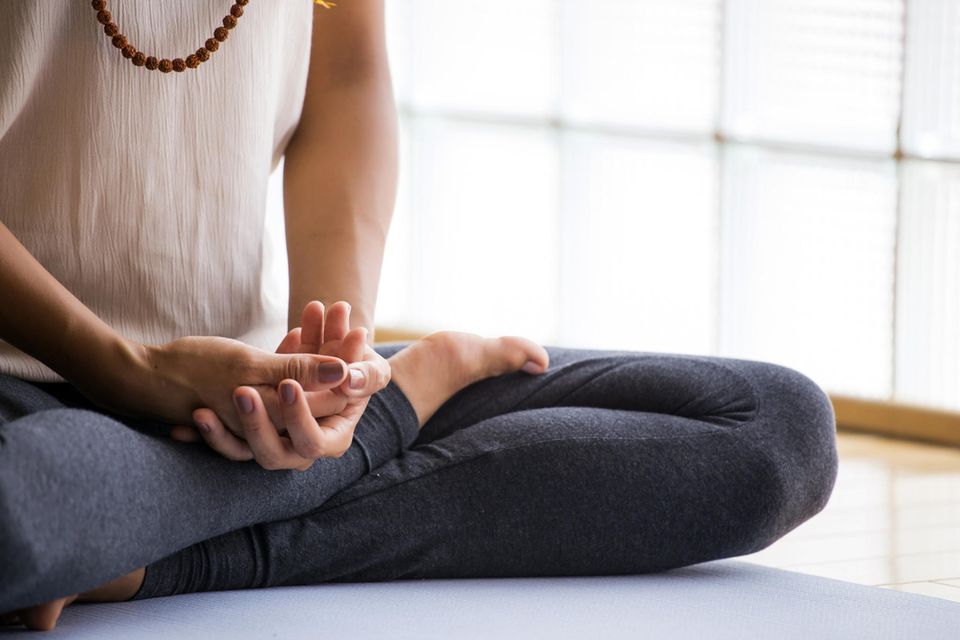 Meditation für Anfänger: Frau beim Meditieren