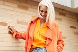 Colourblocking: Jeans mit Oberteilen in orange