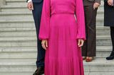 Prinzessin Mary hat ein Händchen für Mode – das beweist die 49-Jährige bei offiziellen Terminen jedes Mal aufs Neue. Momentan scheint es ihr ein Trend besonders angetan zu haben. Denn wie die letzten Fotos beweisen, setzt Mary gerade am liebsten auf Monochrom-Outfits in Knallfarben. Ob Royalblau, Rot oder wie hier bei der Verleihung der Forschungspreise EliteForsk 2021 in Kopenhagen auf ein leuchtendes Pink. Das Midi-Kleid mit leichten Ballonärmeln und tailliertem Schnitt stammt von dem Label no.21studios. Ergänzt wird der Look durch Gold-Schmuck von Dulong Fine Jewelry und cremefarbenen Pumps von Prada. 