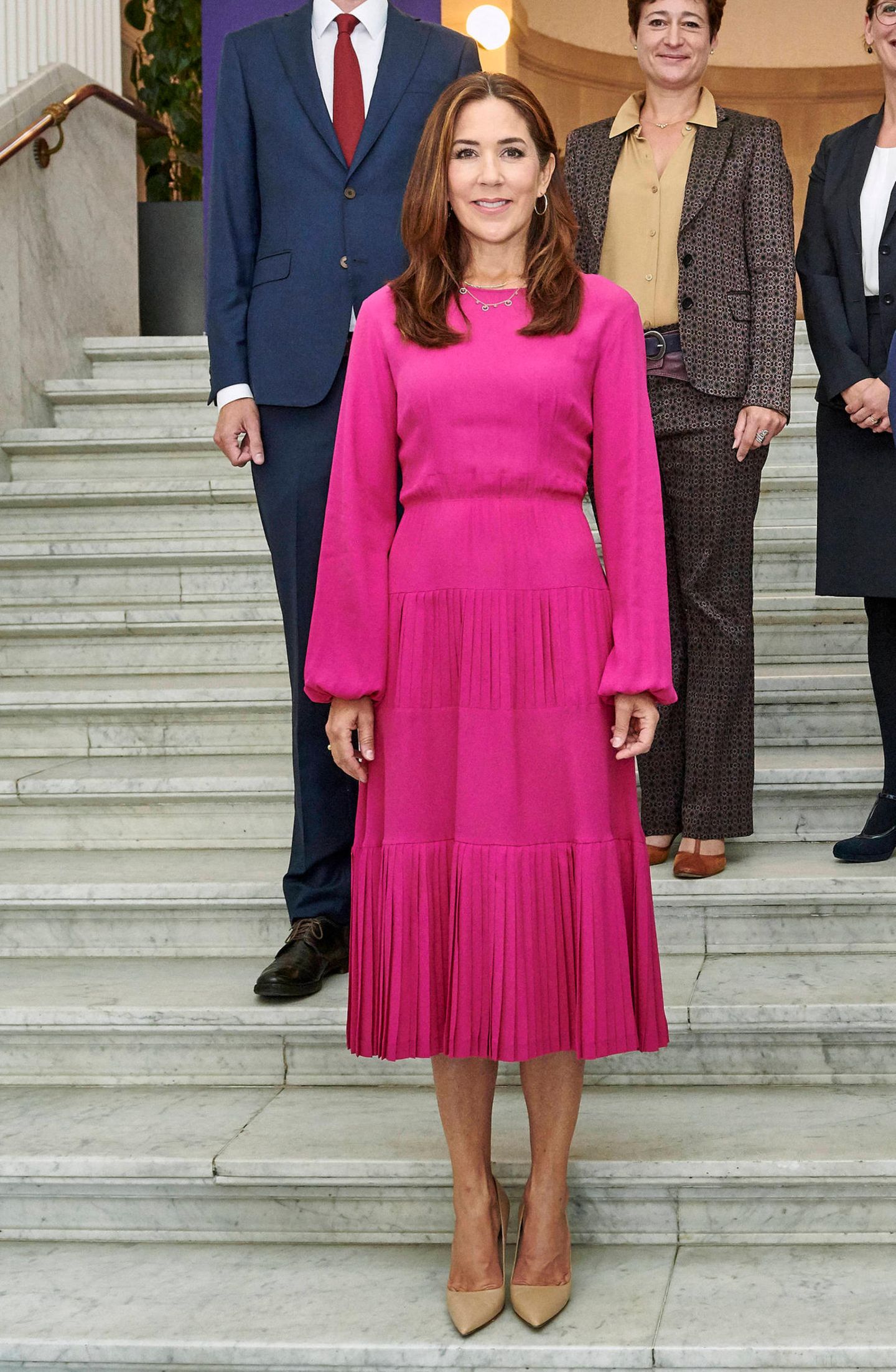 Prinzessin Mary hat ein Händchen für Mode – das beweist die 49-Jährige bei offiziellen Terminen jedes Mal aufs Neue. Momentan scheint es ihr ein Trend besonders angetan zu haben. Denn wie die letzten Fotos beweisen, setzt Mary gerade am liebsten auf Monochrom-Outfits in Knallfarben. Ob Royalblau, Rot oder wie hier bei der Verleihung der Forschungspreise EliteForsk 2021 in Kopenhagen auf ein leuchtendes Pink. Das Midi-Kleid mit leichten Ballonärmeln und tailliertem Schnitt stammt von dem Label no.21studios. Ergänzt wird der Look durch Gold-Schmuck von Dulong Fine Jewelry und cremefarbenen Pumps von Prada. 