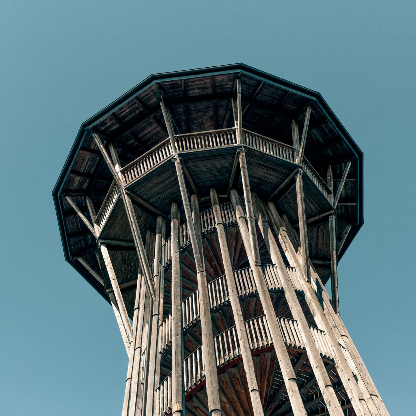 Ganz in der Nähe von Lausanne schraubt sich der 35 Meter hohe Aussichtsturm von Sauvabelin in die Höhe. Seine Wendeltreppe wurde Leonardo da Vincis Aufgang im Château de Chambord, Frankreich, nachempfunden, der Ausblick ist spektakulär.