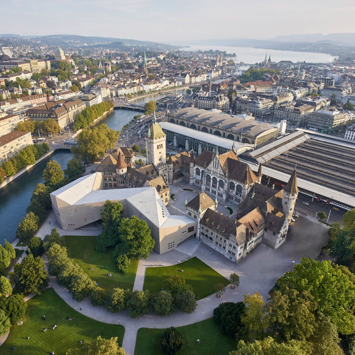 Im über 100-jährigen Märchenschloss beim Zürcher Hauptbahnhof befindet sich das Landesmuseum. Die permanente Ausstellung die "Geschichte der Schweiz" illustriert die Anfänge bis hin zur Gegenwart. Der Park hinter dem Museum gehört zu den schönsten der Stadt, ein Spaziergang danach ist also ein Muss.