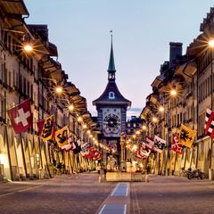 Die märchenhafte Altstadt von Bern gehört zum UNESCO-Weltkulturerbe. Im Schutz der mittelalterlichen Arkaden fühlt man sich, wie in eine andere Zeit gebeamt.