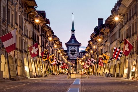 Die märchenhafte Altstadt von Bern gehört zum UNESCO-Weltkulturerbe. Im Schutz der mittelalterlichen Arkaden fühlt man sich, wie in eine andere Zeit gebeamt.