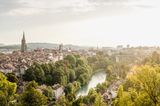 Der Rosengarten gehört zu den schönsten Parks der Stadt Bern und bietet einen einmaligen Blick auf die Dachlandschaft der historischen Altstadt, das Münster und die Aareschlaufe. Hier trifft man sich nach Feierabend zum Spazieren oder Picknicken.