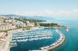 Pittoreske Gebäude, viel Grün und hübsche Boote: Das Hafenviertel Ouchy von Lausanne eignet sich mit seinem mediterranen Flair wunderbar für einen ausgedehnten Spaziergang. 