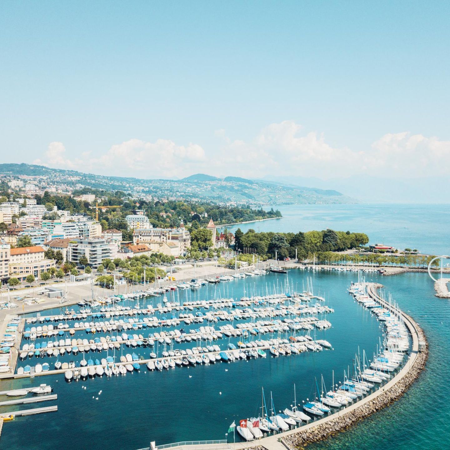Pittoreske Gebäude, viel Grün und hübsche Boote: Das Hafenviertel Ouchy von Lausanne eignet sich mit seinem mediterranen Flair wunderbar für einen ausgedehnten Spaziergang. 