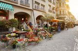 Wer Dienstag oder Freitag in Bern ist: Unbedingt auf den großen Markt, "Märit", gehen. Auf dem Waisen-, Bären- und Bundesplatz und in den angrenzenden Gassen werden frische Blumen, Obst und Gemüse verkauft. Hier kann man natürlich selbst Einkäufe erledigen, aber auch schlendern und sich inspirieren lassen.