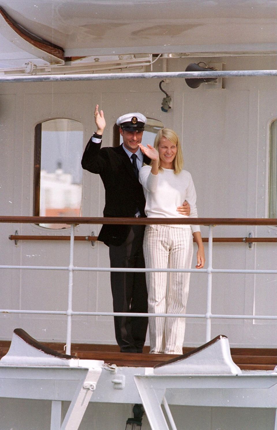 Den Tag vor ihrer Hochzeit nutzten Prinz Haakon und Mette-Marit für eine Bootstour. Die Braut in spe wählte auch hierfür die Farbe weiß. In heller Leinenhose mit Streifen und cremefarbenem Cashmerepullover wollte Mette-Marit offenbar schon einmal Brautluft schnuppern.