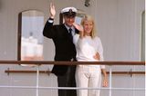 Den Tag vor ihrer Hochzeit nutzten Prinz Haakon und Mette-Marit für eine Bootstour. Die Braut in spe wählte auch hierfür die Farbe weiß. In heller Leinenhose mit Streifen und cremefarbenem Cashmerepullover wollte Mette-Marit offenbar schon einmal Brautluft schnuppern.