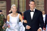 Einen Abend vor ihrer Hochzeit luden Mette-Marit und Prinz Haakon zu einem Galadinner auf Schloss Akershus ein. Die Braut in spe entschied sich für einen Brautkleid-inspirierten Look bestehend aus einem zartblauen Satindress mit farbig passendem Bolero und Blumenapplikation. Die Clutch in selbigem Blauton fügte sich harmonisch ins Bild. 