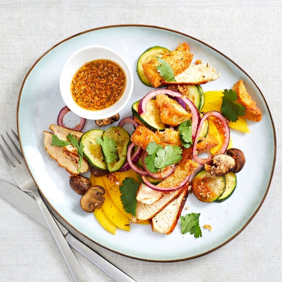Hähnchen auf Mango-Brot-Salat