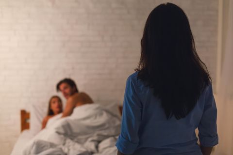 Eine Frau erwischt einen Mann und eine Frau beim Sex.