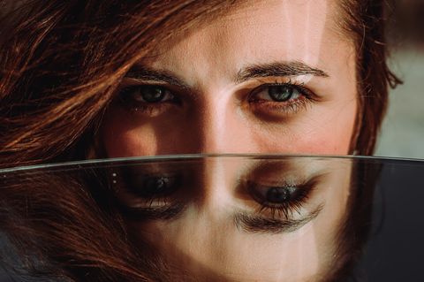 Psychologie: Frau spiegelt sich