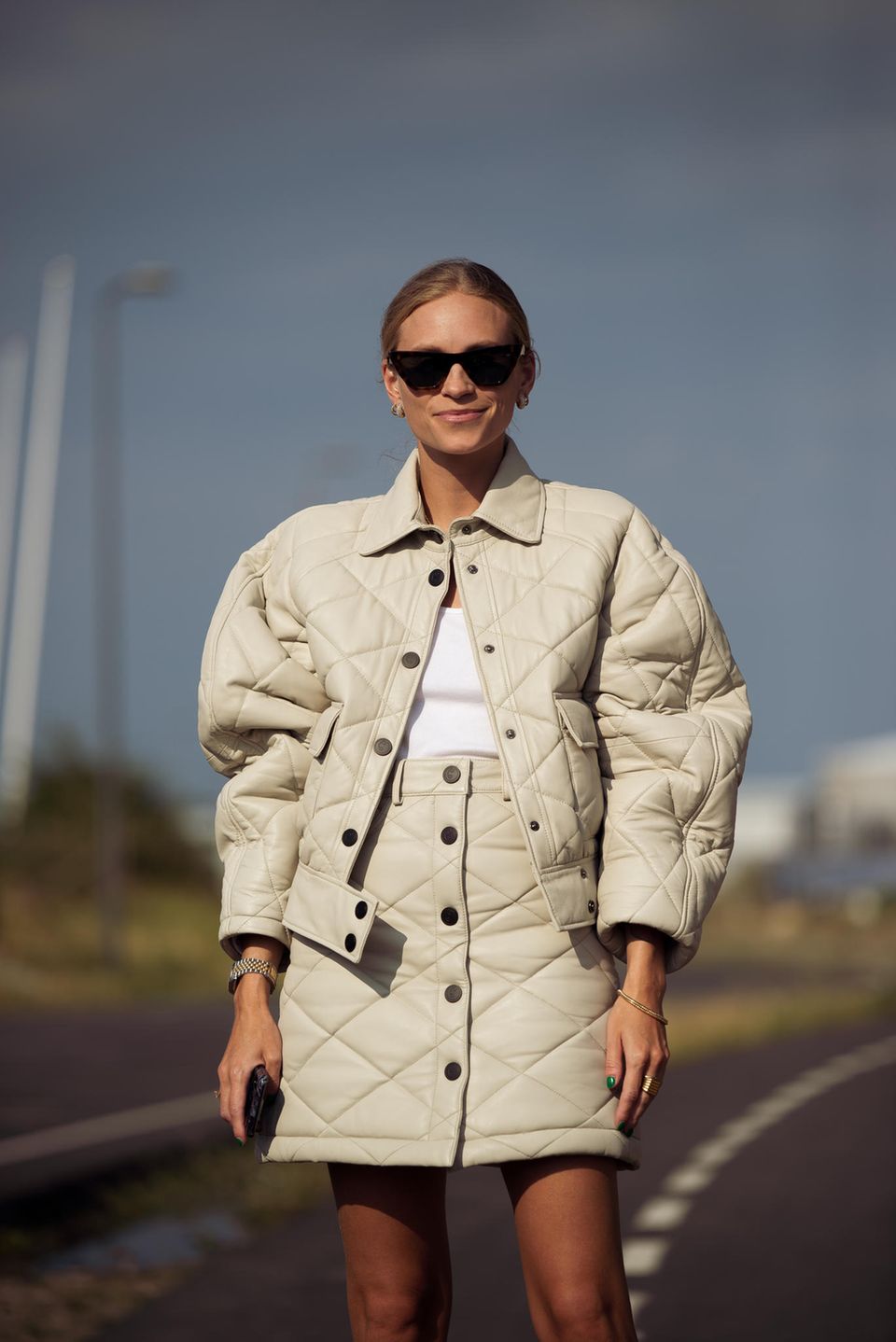 Von wegen abgedroschen. Vier Styling-Tipps für den Klassiker Stepprock: Frau trägt einen beigen Rock mit Steppmuster