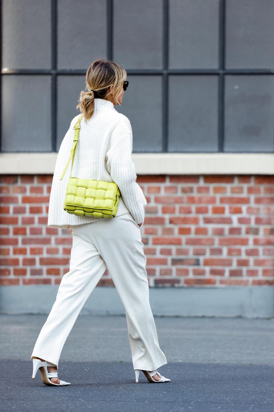 Von wegen abgedroschen: Vier Styling-Tipps für den Klassiker Stepptasche: Frau trägt eine zitronengelbe Stepptasche