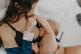 Postpartum Unfiltered: Frau mit Baby an Brust