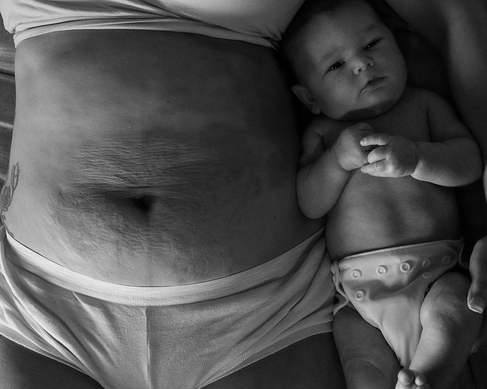 Postpartum Unfiltered: Baby liegt neben Mutter