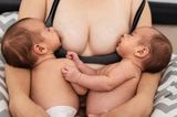 Postpartum Unfiltered: Zwillinge saugen an Brust
