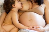 Postpartum Unfiltered: Kind wird gestillt