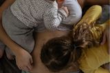 Postpartum Unfiltered: Kinder auf Mutters Bauch