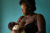 Postpartum Unfiltered: Frau hält Baby im Arm