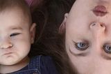 Postpartum Unfiltered: Baby neben Mutter