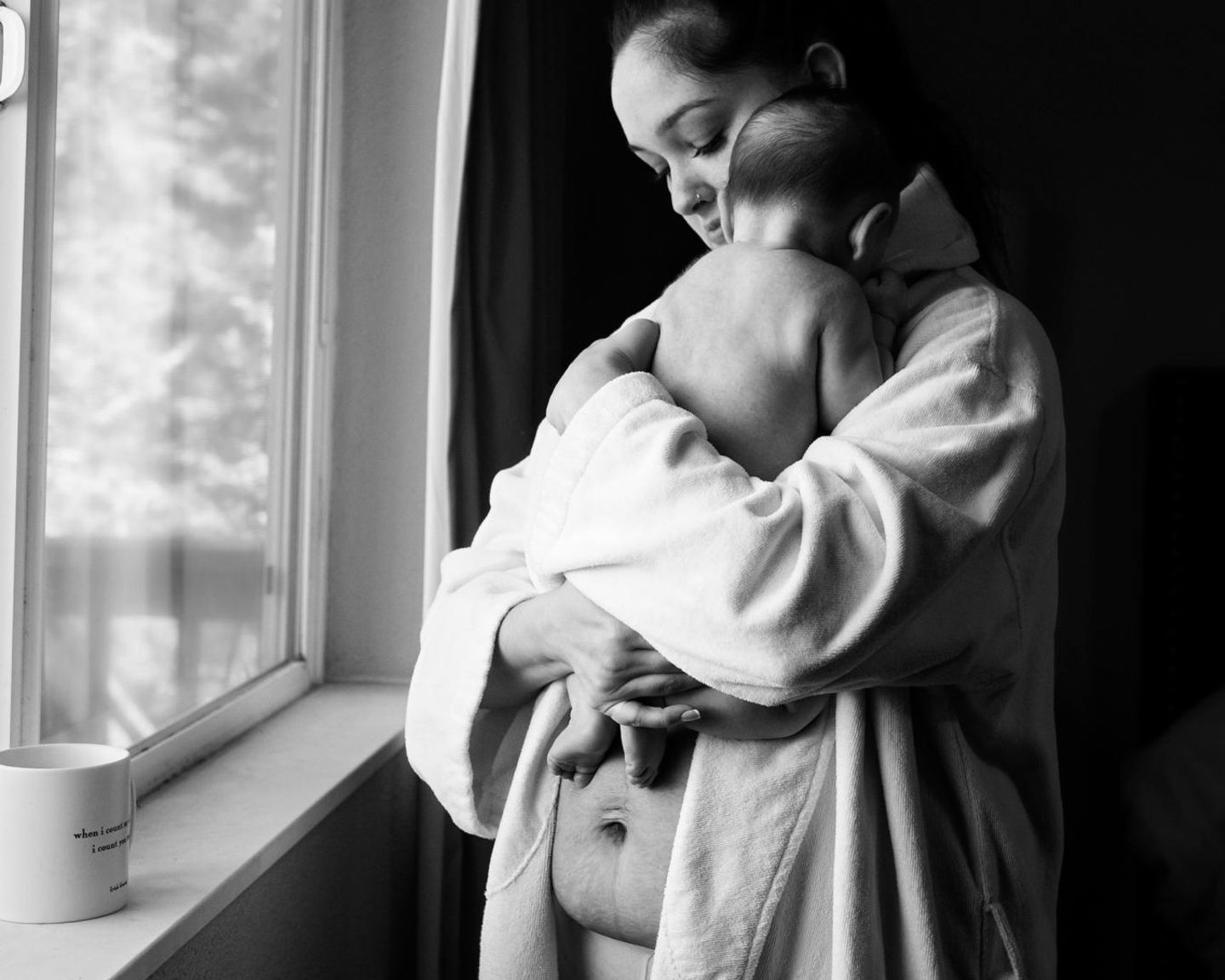 Postpartum Unfiltered: Baby auf Mutters Arm