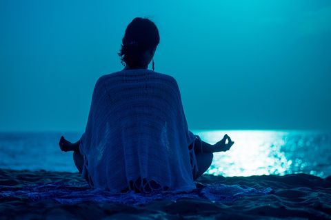 Horoskop: Eine Frau meditiert