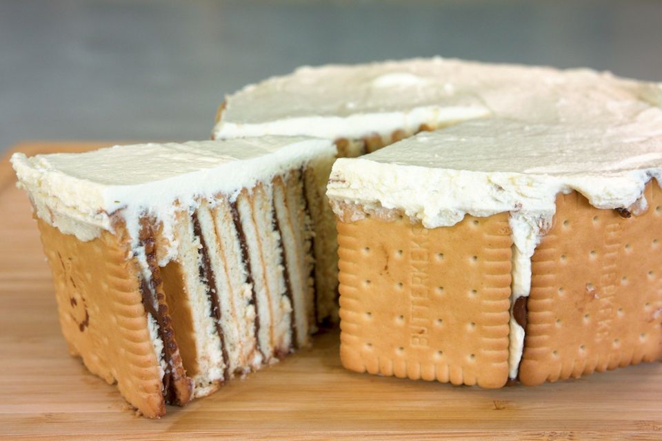 Nutella-Butterkeks-Kuchen: Ein Kuchenstück im Anschnitt zeigt die leckere Füllung