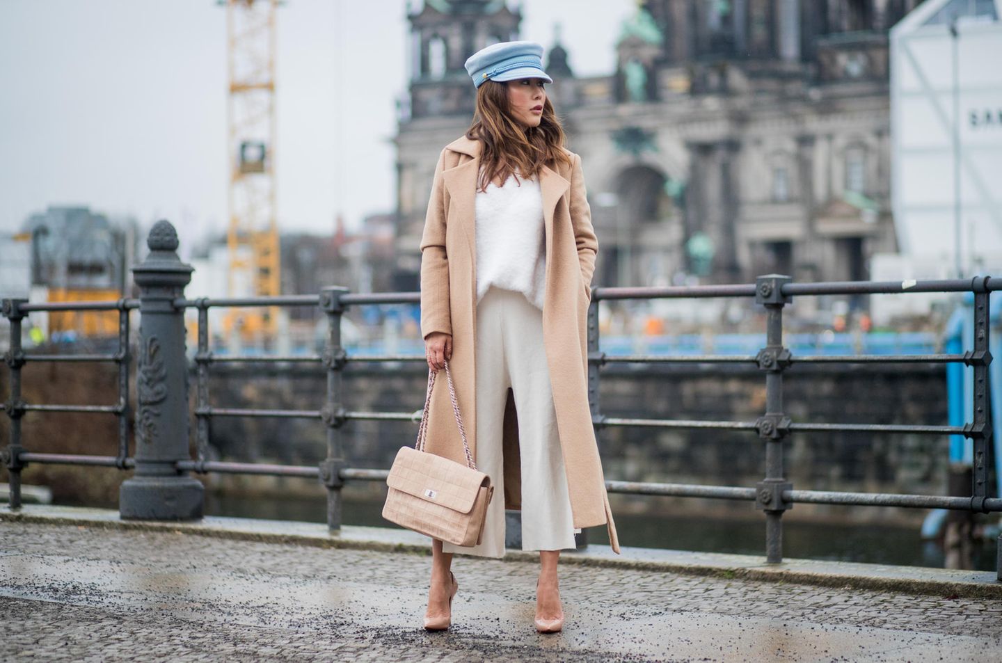 Cashmere-Mode: Frau trägt einen Mantel und einen Pullover aus Cashmere