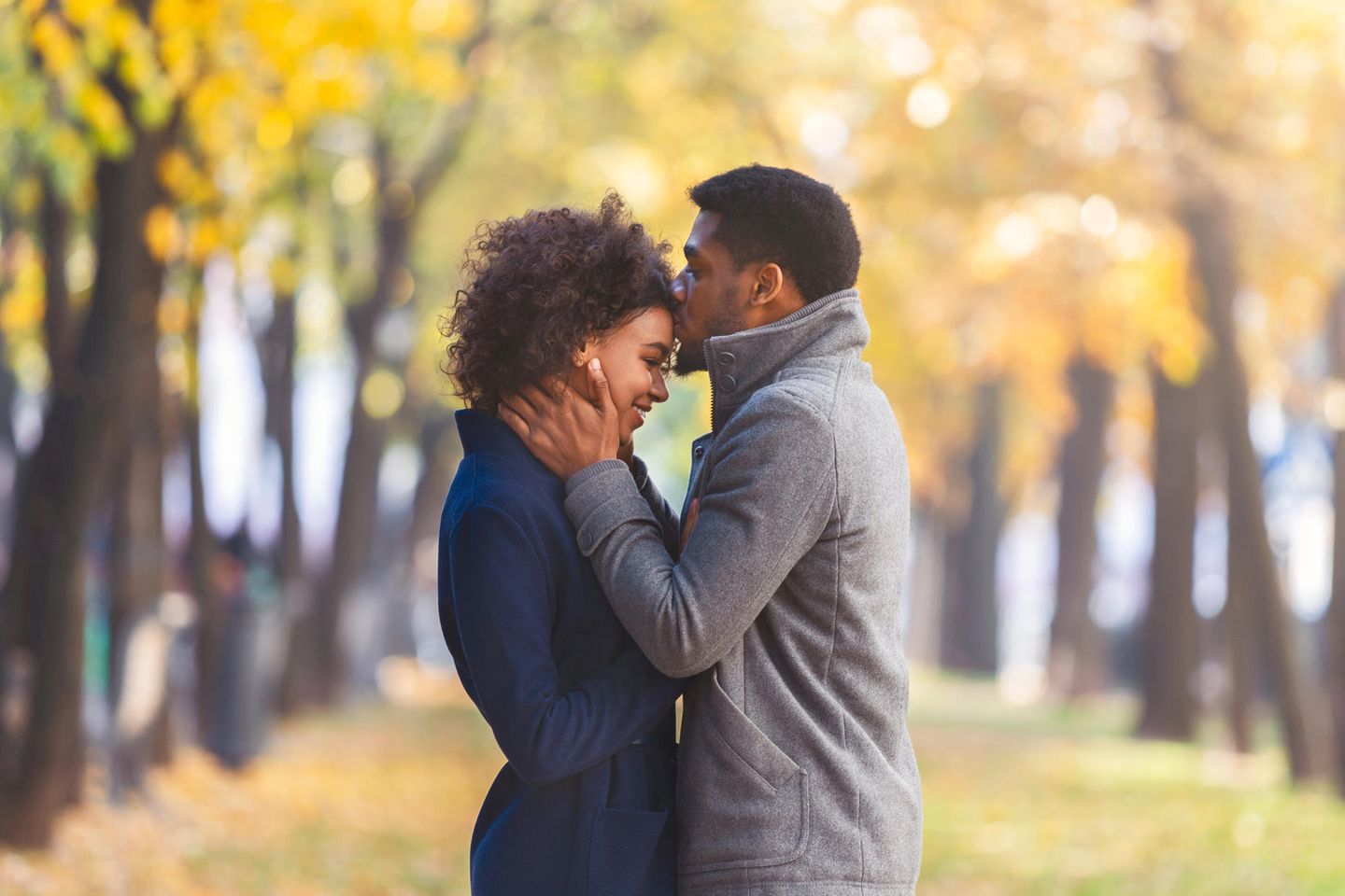Glückliches Paar: Mann küsst Frau auf die Stirn
