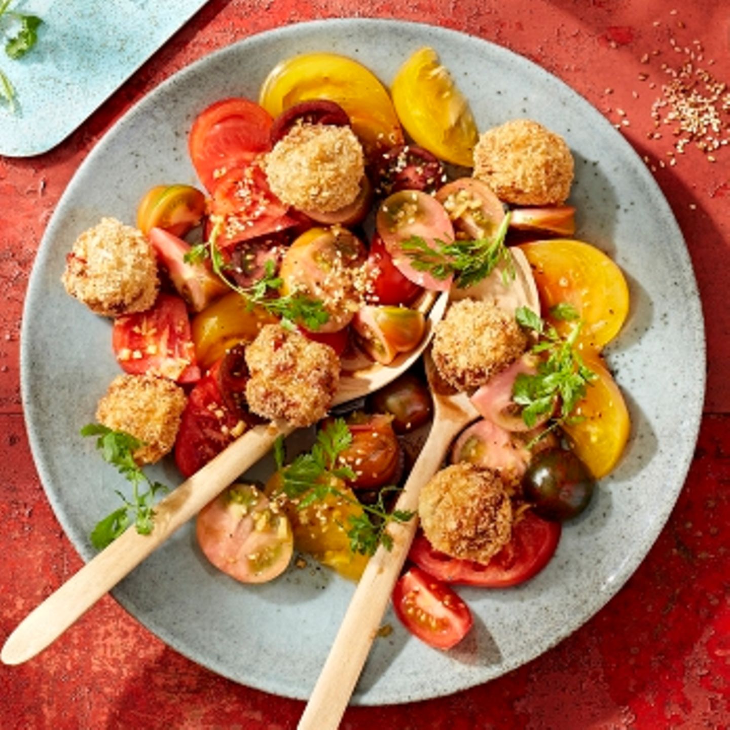 Tomaten-Salat mit Fisch-Kroketten