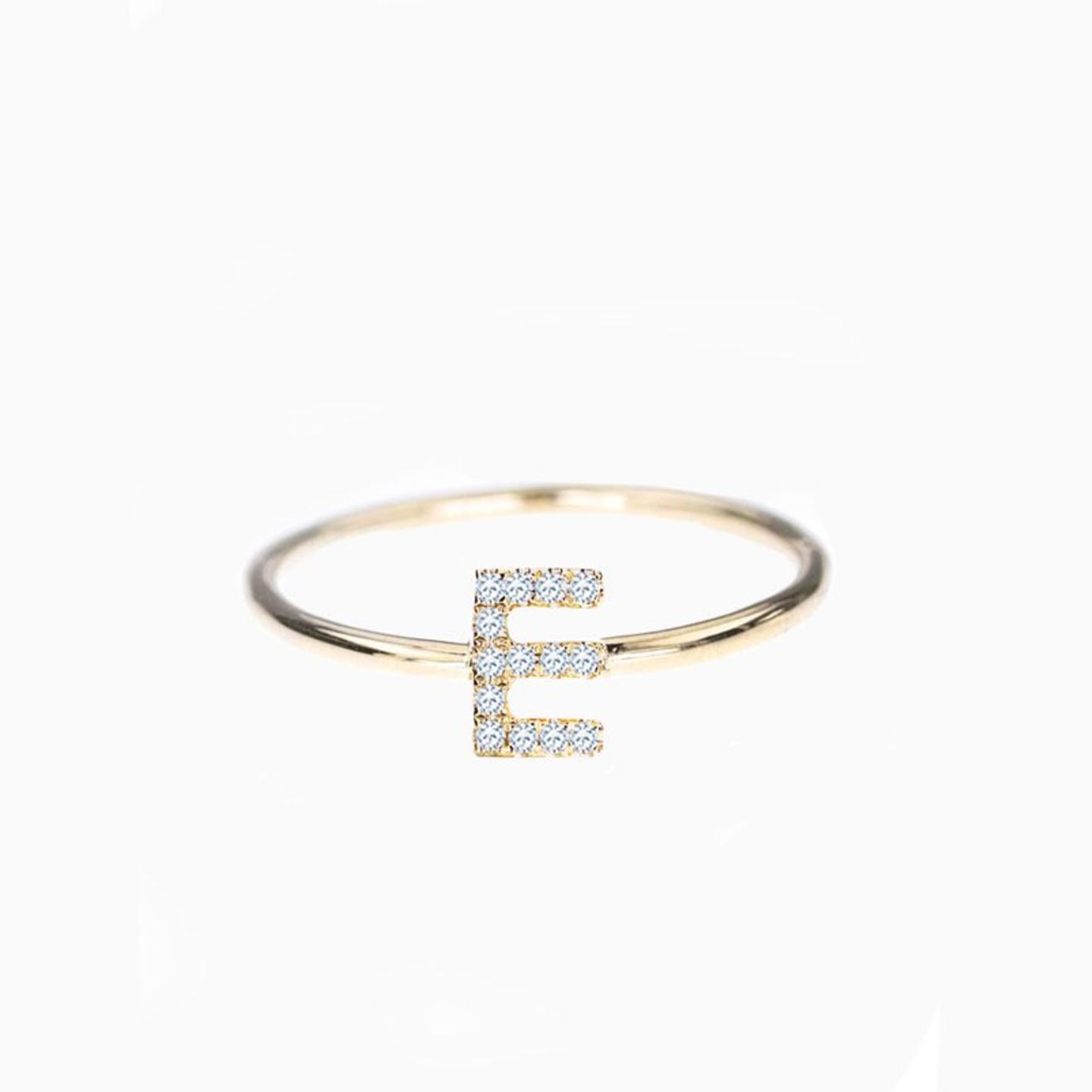 Eine schöne Hommage an die Liebe: Die Initialen lassen sich auf diesem Ring personalisieren. Gestaltet wird der Buchstabe auf Gold und mit funkelnden Diamanten. Von Giselle Jewelry, kostet ca. 650 Euro. 