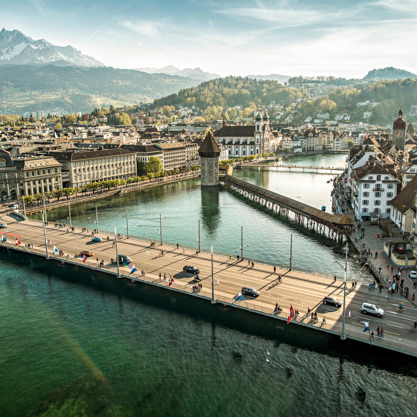 Luzern  An sich ist die ganze Gemeinde Luzern ein einziges optisches Spektakel. Wer aber eine ganz besonders schöne Sicht auf die Stadt in der Zentralschweiz gewinnen möchte, sollte sich zwei Ausflüge gönnen: eine Bahnfahrt auf den Pilatus und eine Schifffahrt über den Vierwaldstättersee.