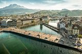 Luzern An sich ist die ganze Gemeinde Luzern ein einziges optisches Spektakel. Wer aber eine ganz besonders schöne Sicht auf die Stadt in der Zentralschweiz gewinnen möchte, sollte sich zwei Ausflüge gönnen: eine Bahnfahrt auf den Pilatus und eine Schifffahrt über den Vierwaldstättersee.