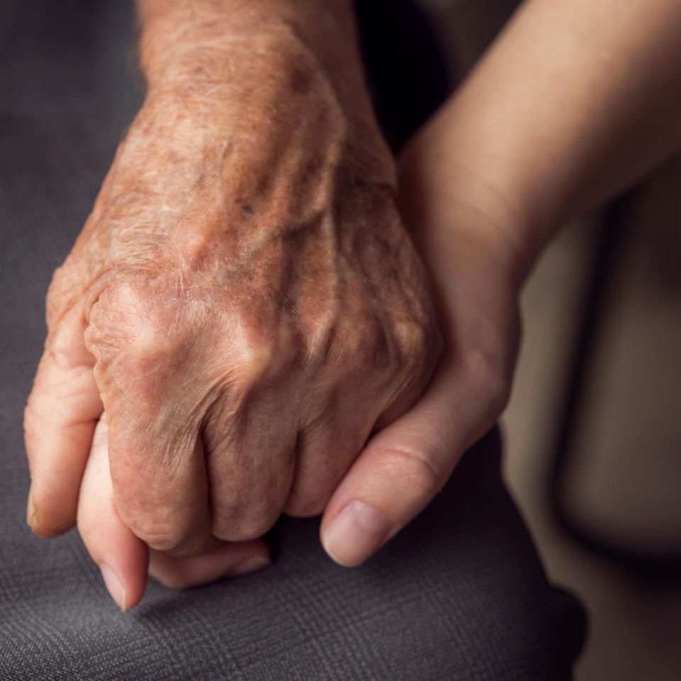 116-Jährige aus der Türkei überlebt Corona-Infektion: Zwei Hände, die sich festhalten