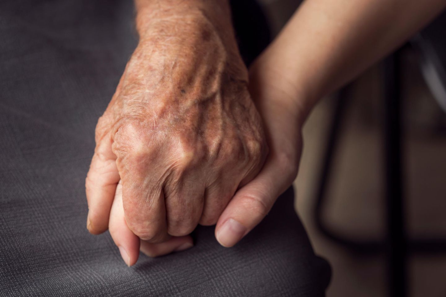 116-Jährige aus der Türkei überlebt Corona-Infektion: Zwei Hände, die sich festhalten