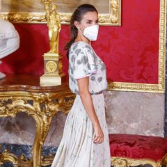 Beim Essen zu Ehren des chilenischen Präsidenten trägt Königin Letizia ein Kleid, das wir zuvor noch nie an ihr gesehen haben, dafür an ihrer Schwiegermutter Königin Sofía. 40 Jahre ist das jetzt her, mit ein paar Styling-Tricks ist das Vintage-Kleid aber wieder top modern. 