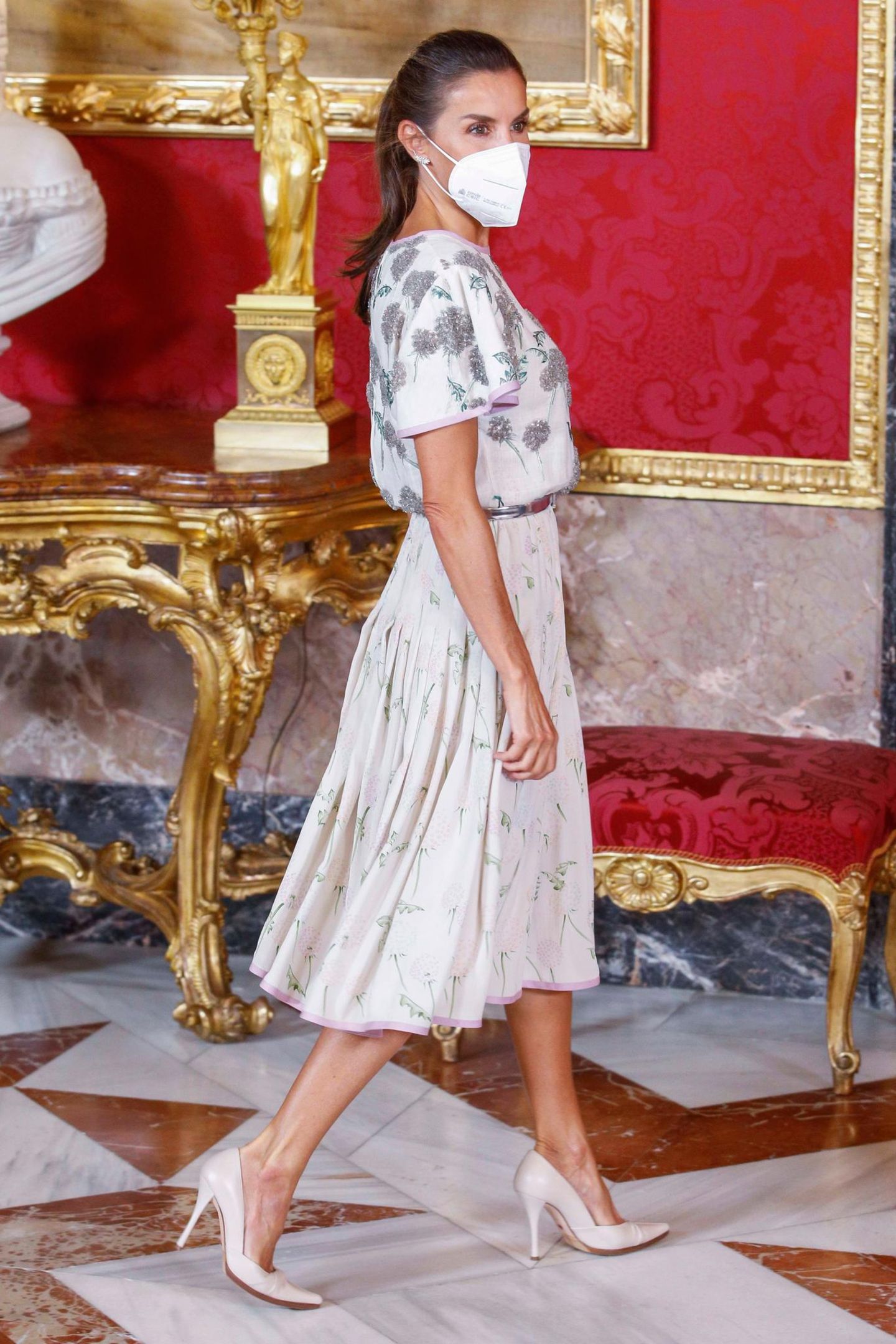 Beim Essen zu Ehren des chilenischen Präsidenten trägt Königin Letizia ein Kleid, das wir zuvor noch nie an ihr gesehen haben, dafür an ihrer Schwiegermutter Königin Sofía. 40 Jahre ist das jetzt her, mit ein paar Styling-Tricks ist das Vintage-Kleid aber wieder top modern. 