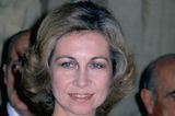 Königin Sofía wählte 1981 auf ihrer Reise nach Italien einen etwas auffälligeren Beauty-Look. Der türkisfarbene Kajal wird optisch nach außen hin verlängert und auch die Haare sind mit einer Rundbürste geföhnt worden für mehr Volumen. Was damals im Trend lag, wäre heutzutage zu spießig. 