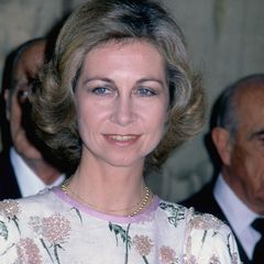 Königin Sofía wählte 1981 auf ihrer Reise nach Italien einen etwas auffälligeren Beauty-Look. Der türkisfarbene Kajal wird optisch nach außen hin verlängert und auch die Haare sind mit einer Rundbürste geföhnt worden für mehr Volumen. Was damals im Trend lag, wäre heutzutage zu spießig. 