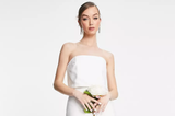 Ein Model präsentiert ein Off-Shoulder-Brautkleid.