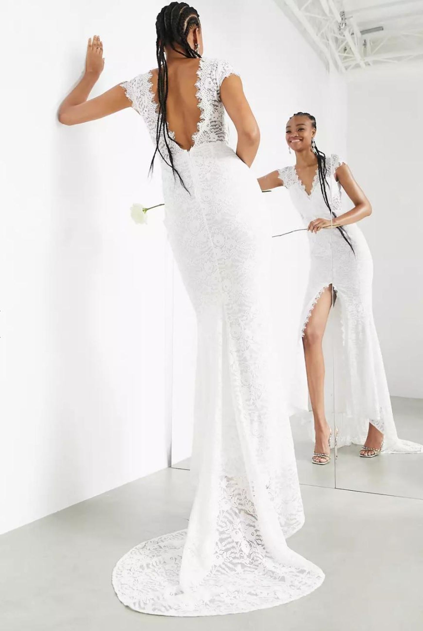 Ein Model präsentiert ein Brautkleid.